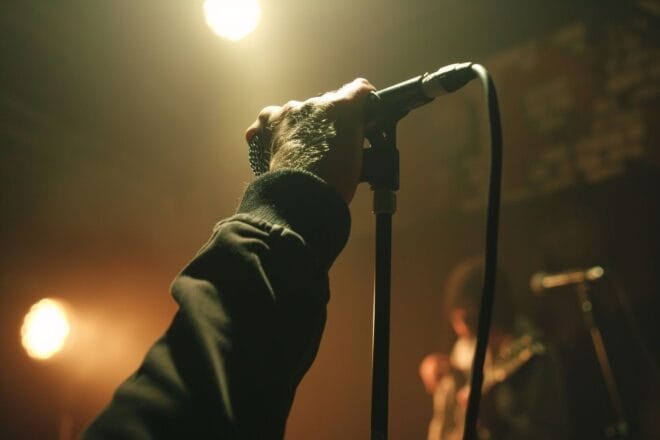 Image d'illustration. Micro scene musique concert