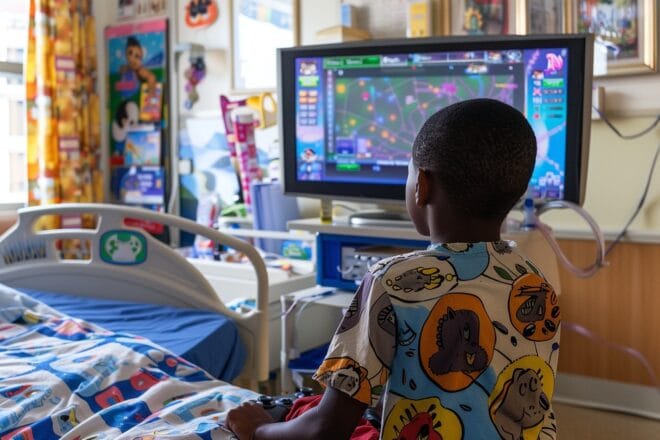 Image d'illustration. Enfant hôpital jeux vidéo