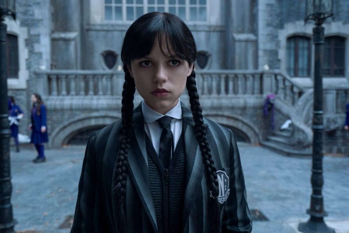 Premières images de la saison 2 de Mercredi : la famille Addams débarque à Nevermore