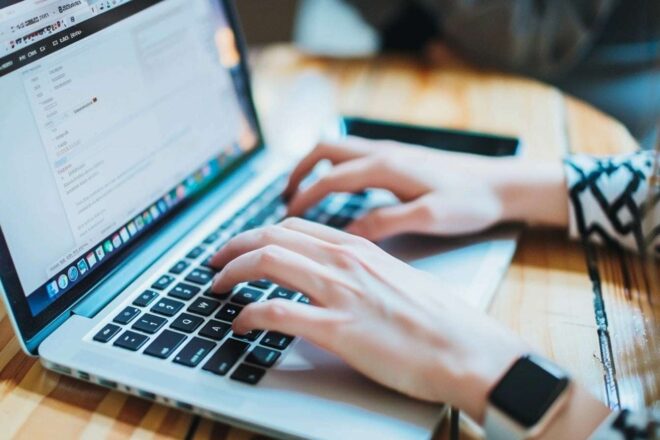 Image d'illustration. Mains saisissant du texte sur un clavier d'ordinateur portable