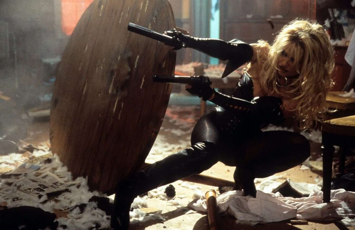 Pamela Anderson dans Barb Wire : une icône cyberpunk malgré elle