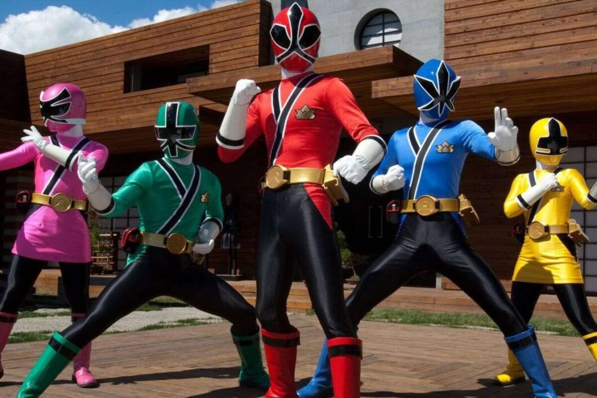Les nouveaux costumes Power Rangers 2025 apportent trois évolutions majeures à retenir pour le reboot
