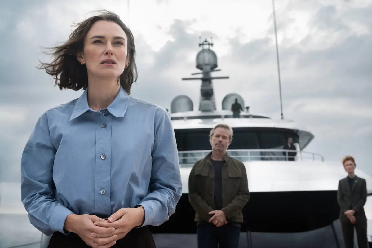 Le film La Disparue de la cabine 10 s’éloigne du roman, mais ce choix divise