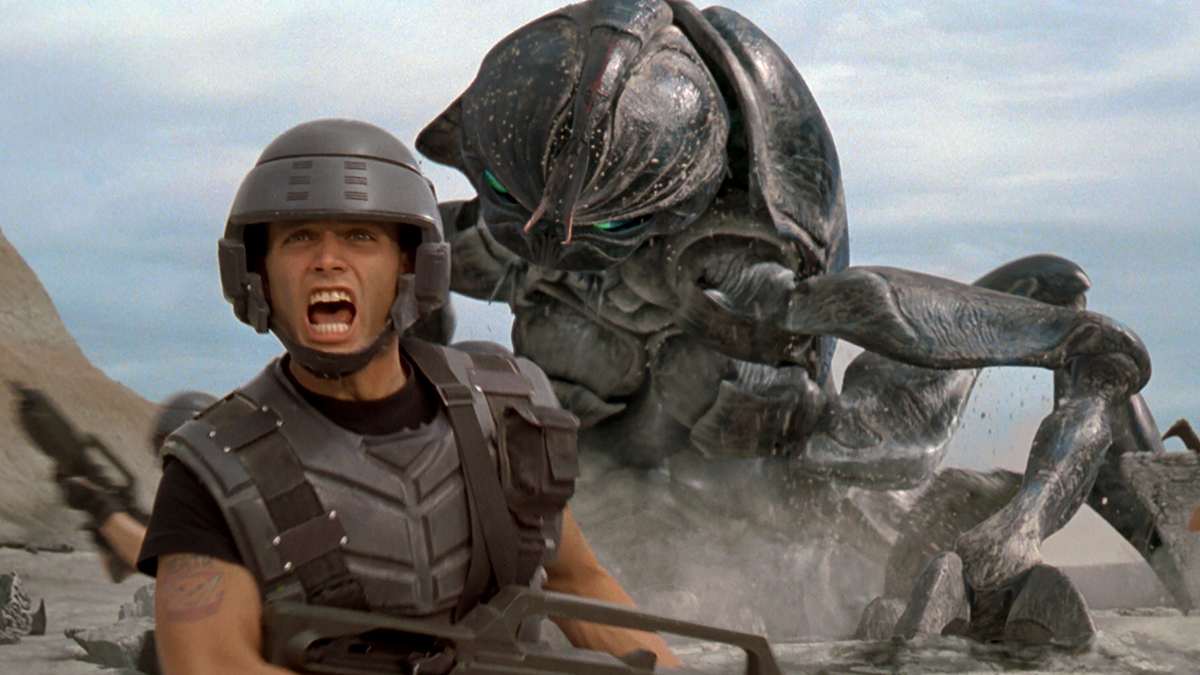 L’acteur principal de Starship Troopers rectifie la version du réalisateur sur la célèbre scène de douche