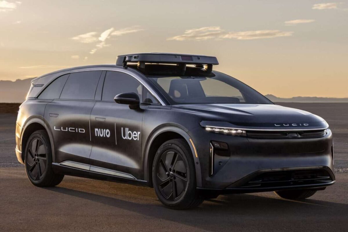 Uber lance son robotaxi autonome avec Lucid et Nuro
