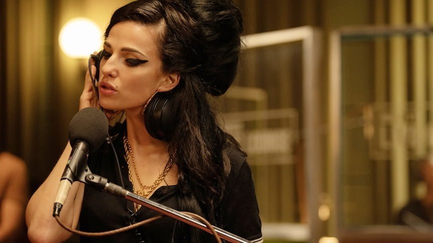 Regarder la vidéo Back to Black : un biopic superficiel qui n’explore pas vraiment l’histoire d’Amy Winehouse