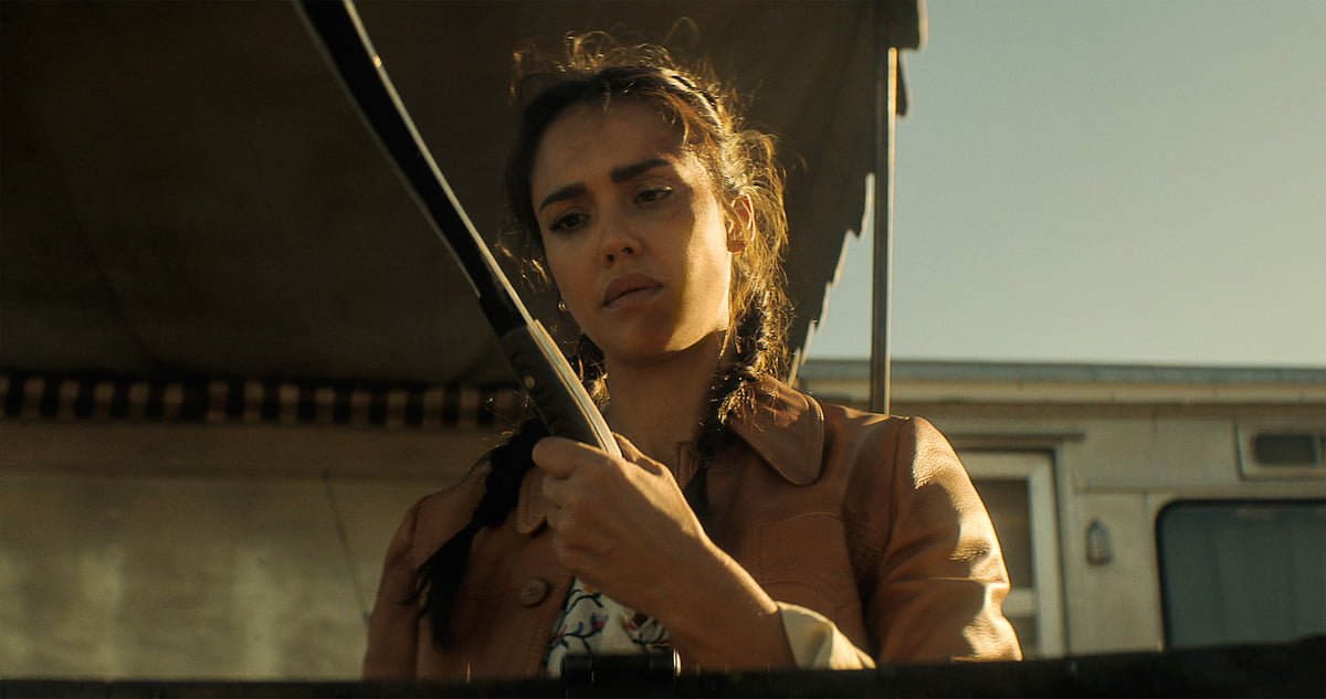 Regarder la vidéo Jessica Alba affronte un gangster armé d’une tronçonneuse dans un nouveau film d’action