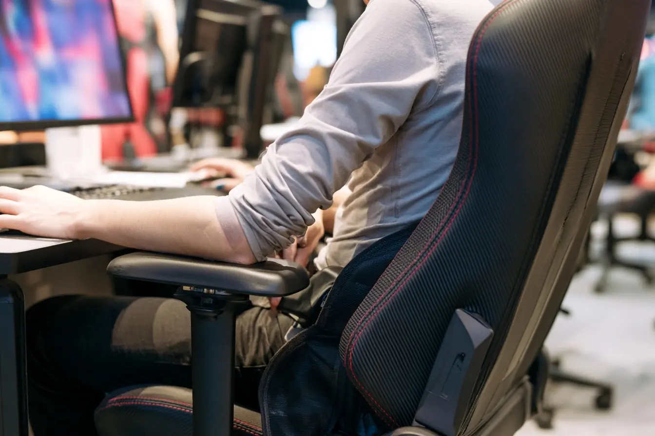 Personne réglant une chaise de gaming