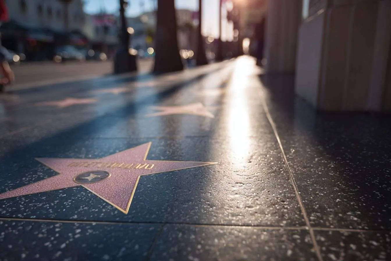 Perspective sur le Walk of Fame de Hollywood présentant des étoiles intégrées au sol