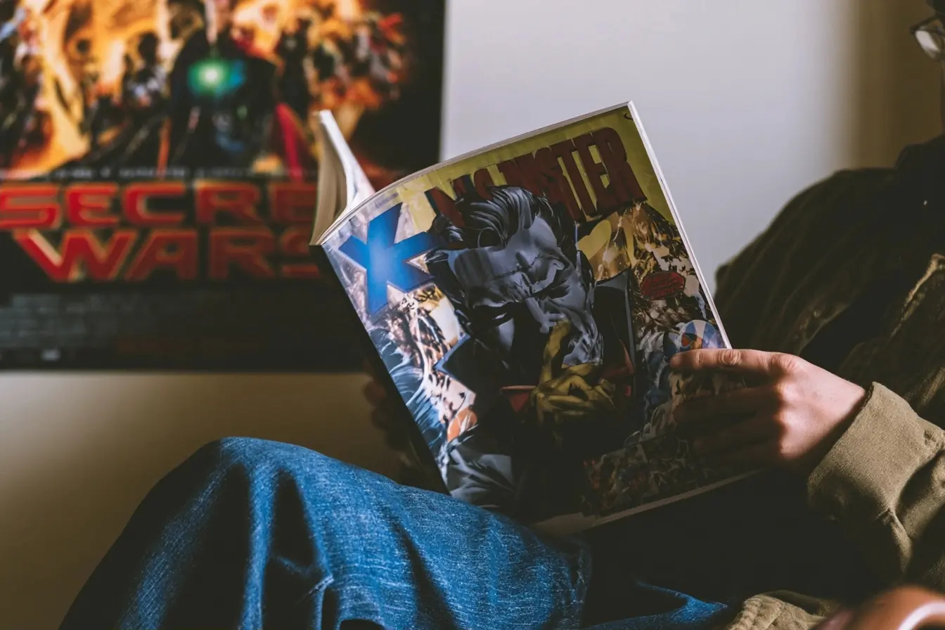 Comic X-Men ouvert devant une affiche