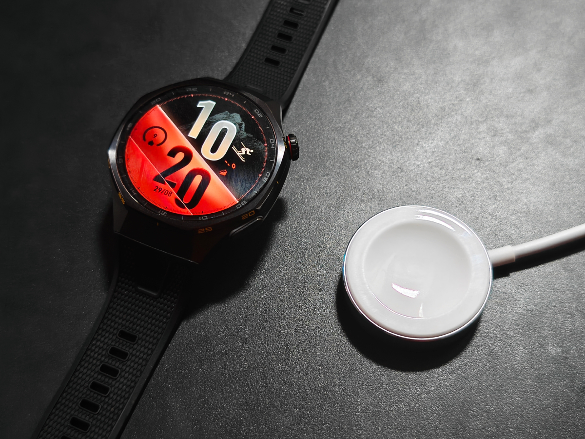 Huawei Watch GT 7 Pro et son chargeur