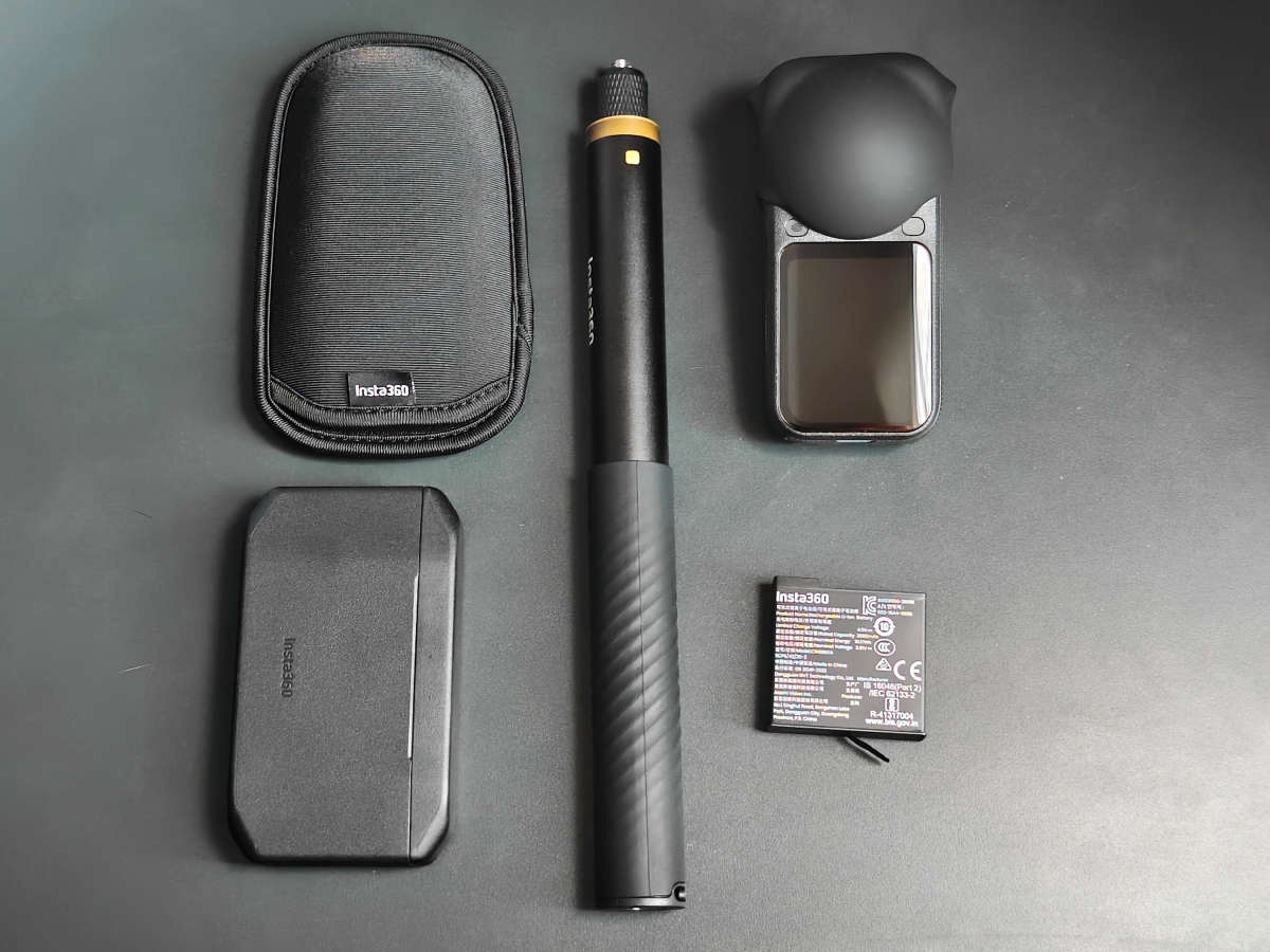 Bundle de la Insta360 X6 avec perche, 2 batteries et un chargeur dédié