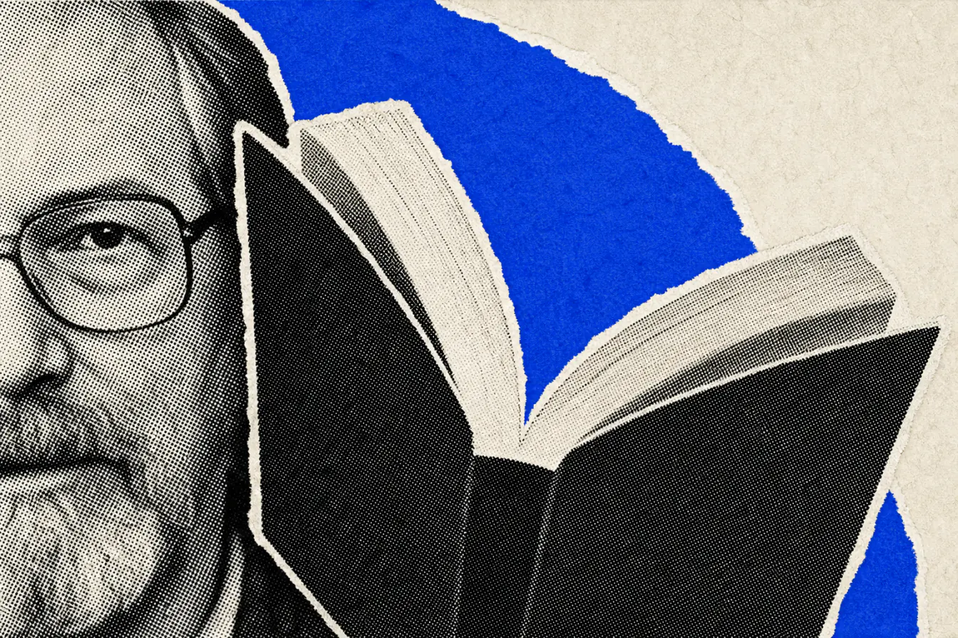 Livre ouvert serrant le visage d’Alan Dean Foster