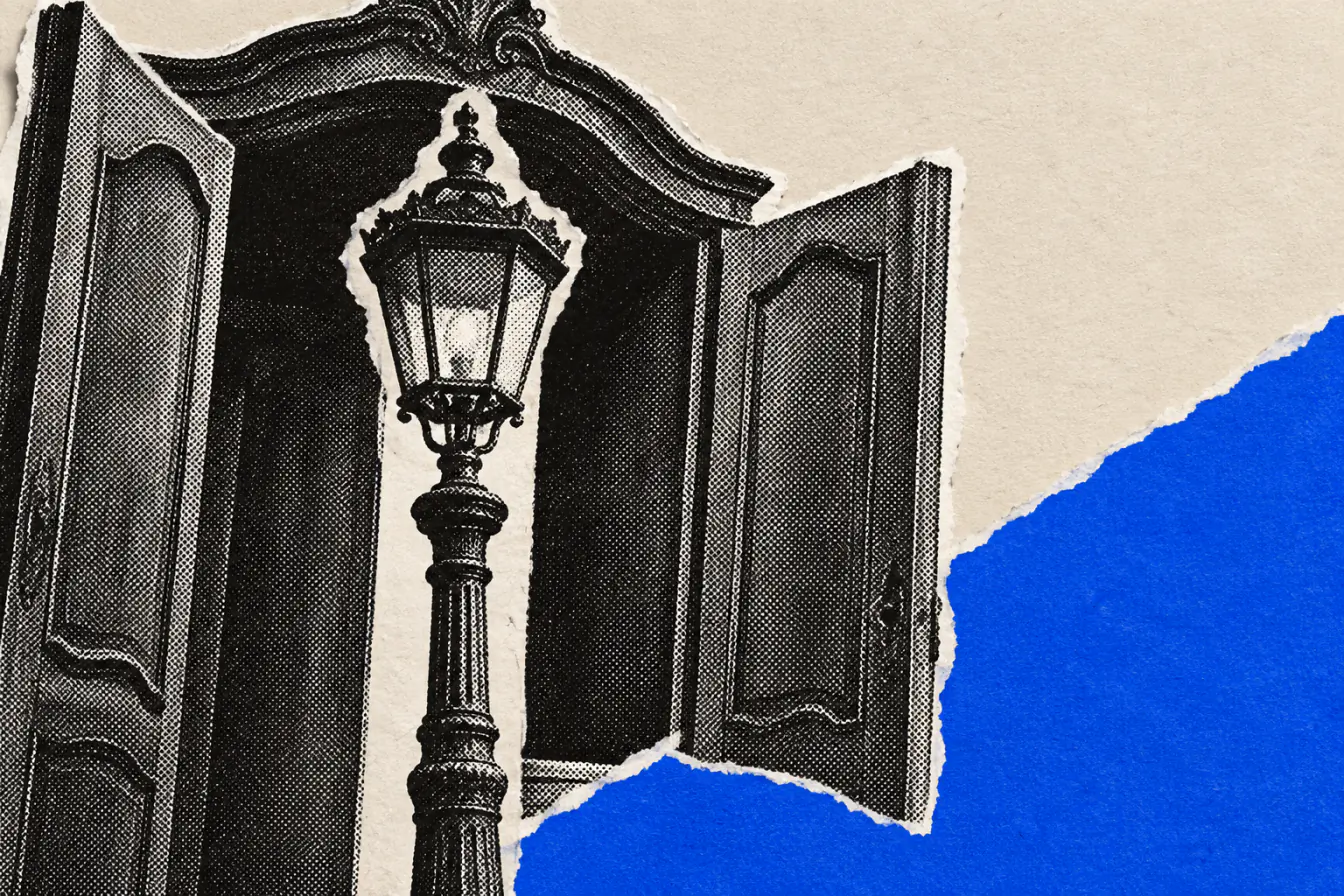 Armoire ouverte autour d’un lampadaire